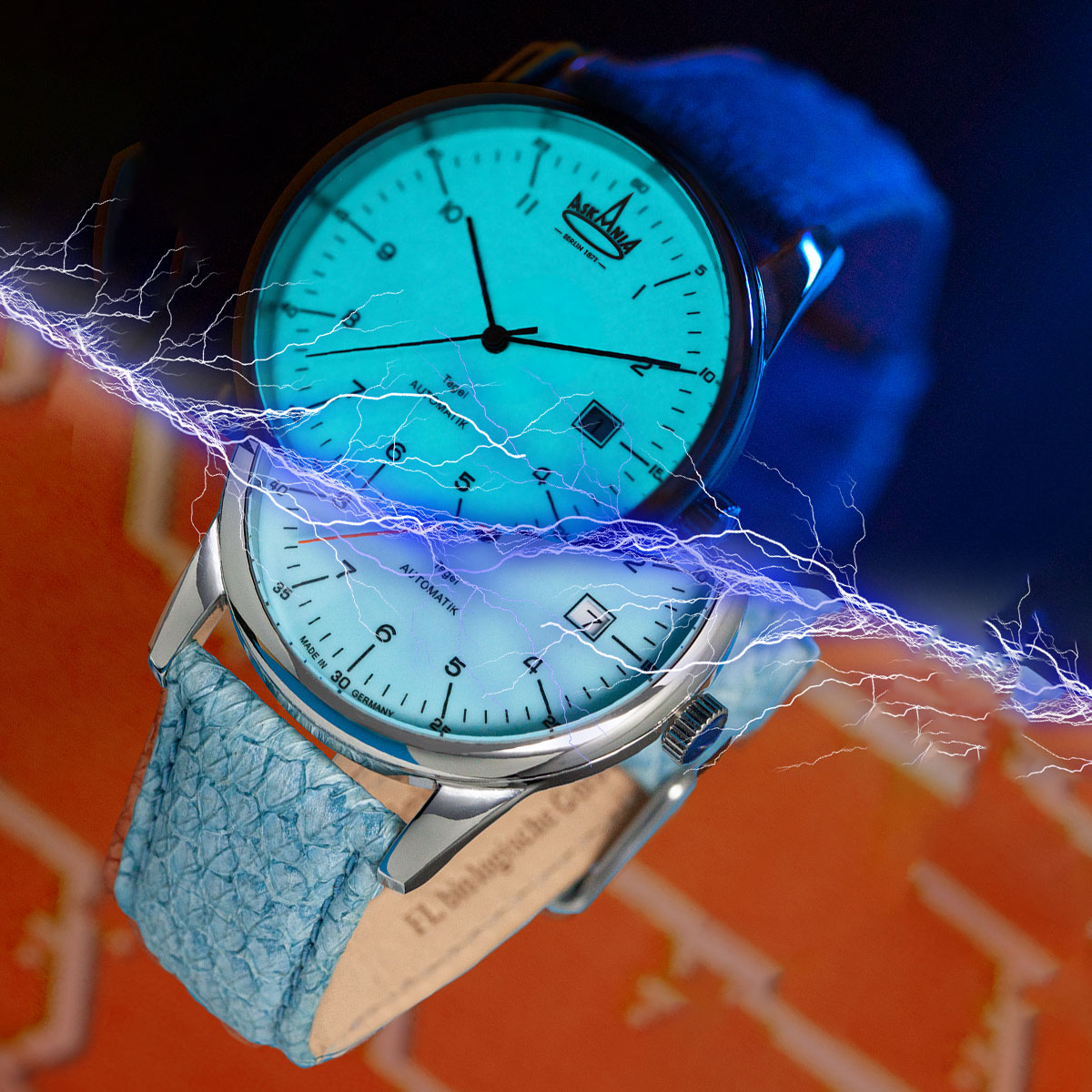 Bauhaus Uhr luminiert blau